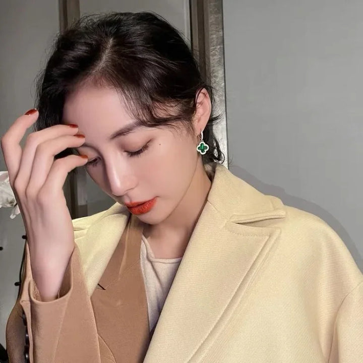 Elegante kløverøreringe i forgyldt sølv i rød, grøn, sort: stilfuldt lykkesymbol for moderigtige smykker.