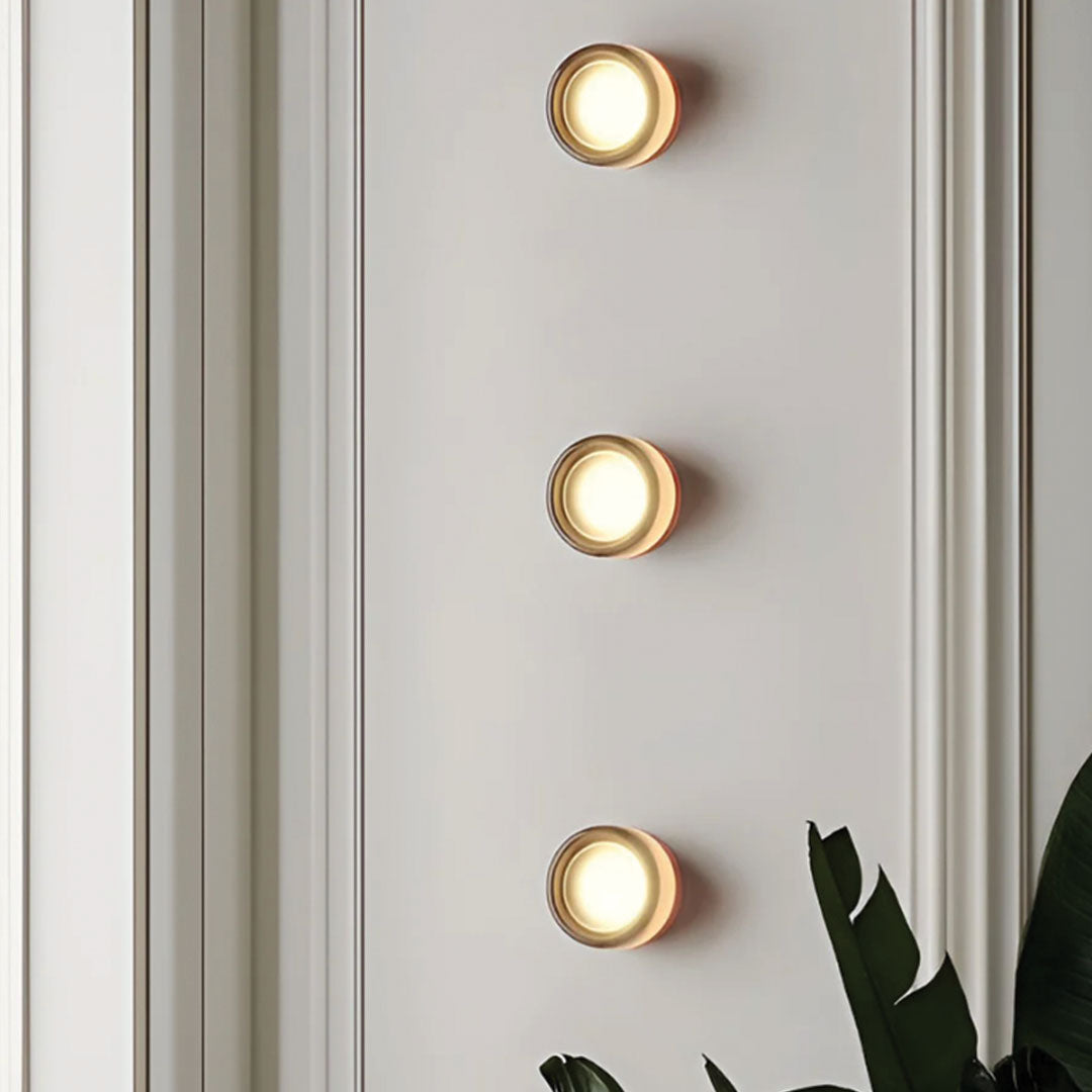 Elegant LED-væglampe i moderne design af akryl og aluminium, perfekt accent til stilfulde interiører