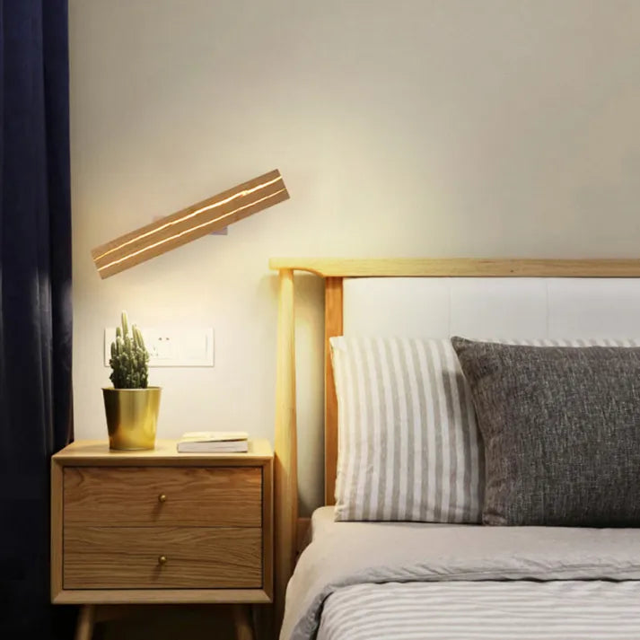 Moderne WoodCrack væglampe med træreven mønster og LED lys.