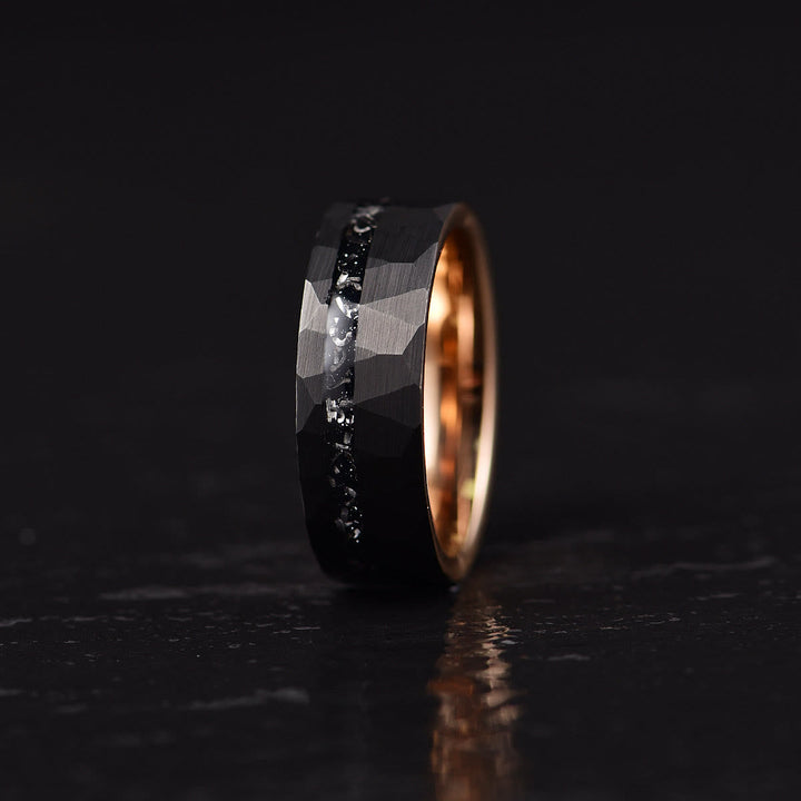 Elegant 8mm ring i wolframcarbid med sort turmalin, minimalistisk design, beskyttelse mod negative energier, holdbar