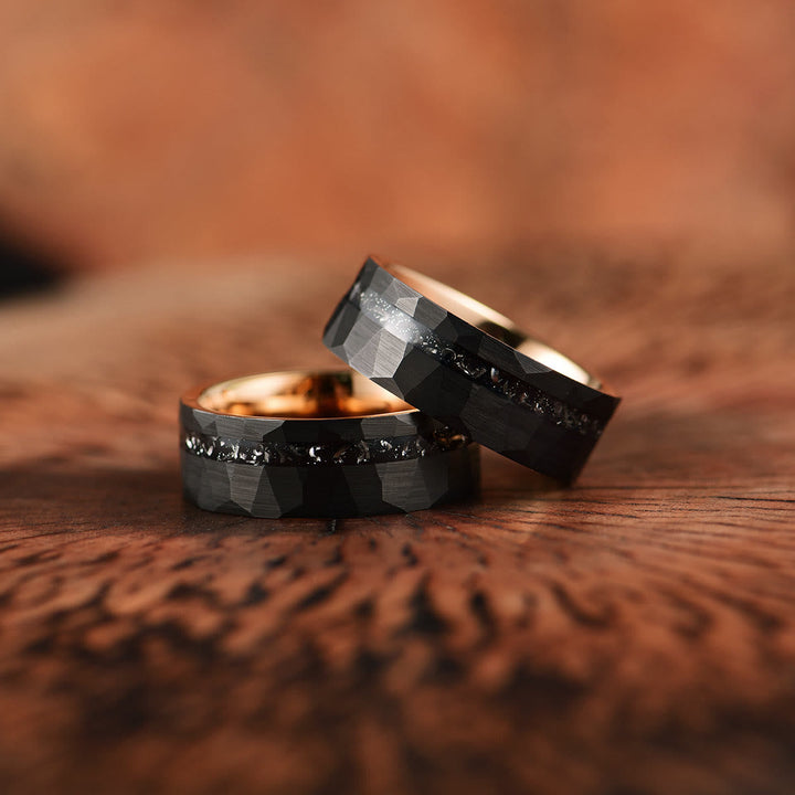 Elegant 8mm ring i wolframcarbid med sort turmalin, minimalistisk design, beskyttelse mod negative energier, holdbar