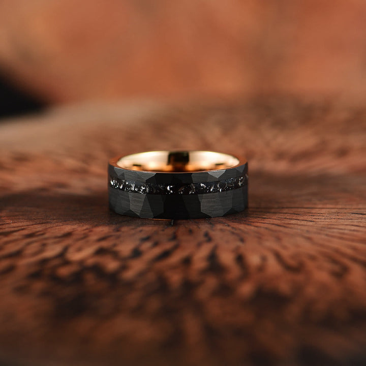 Elegant 8mm ring i wolframcarbid med sort turmalin, minimalistisk design, beskyttelse mod negative energier, holdbar