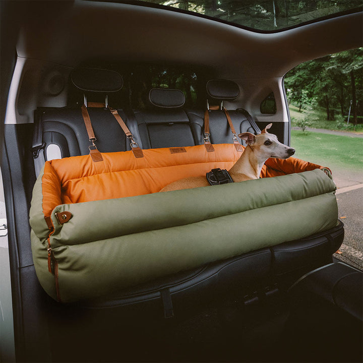 Elegant autostol i kunstlæder til hunde i sort, komfortabel med sikkerhedssele og polstring, stilfuld til rejser.