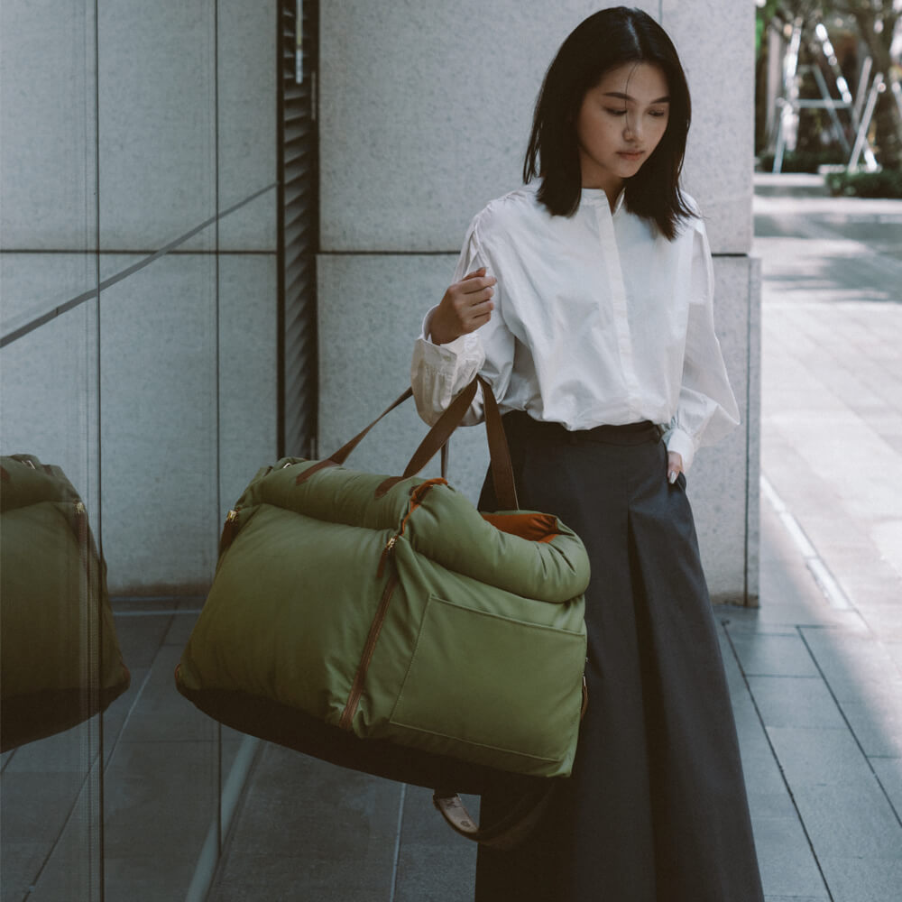 Eleganter Kunstleder-Hundeautositz in Schwarz, komfortabel mit Sicherheitsleinen und Polsterung, stilvoll für Reisen.