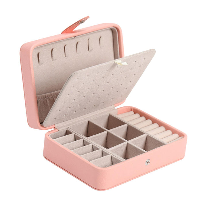 Elegant smykkeskrin i læder med klaplåg, kompakt i blå, rosa, hvid, til stilfuld opbevaring af ringe og øreringe.