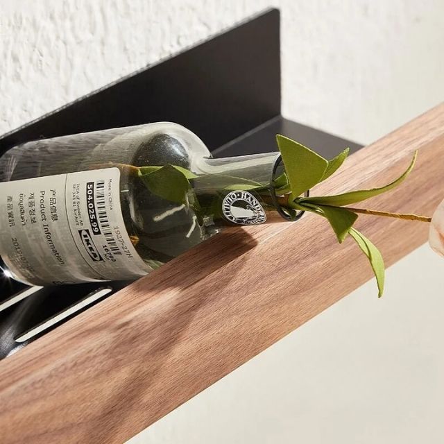 Elegant massivtræ badeværelseshylde, uden boring, moderne design, robust, variabel i størrelse og farve, monteret på badeværelset.