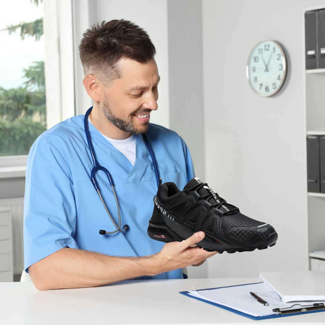 Ergonomiske vandresko med skridsikker sål og vandtæt materiale, ideel til trekking i forskellige farver, mænd og kvinder.