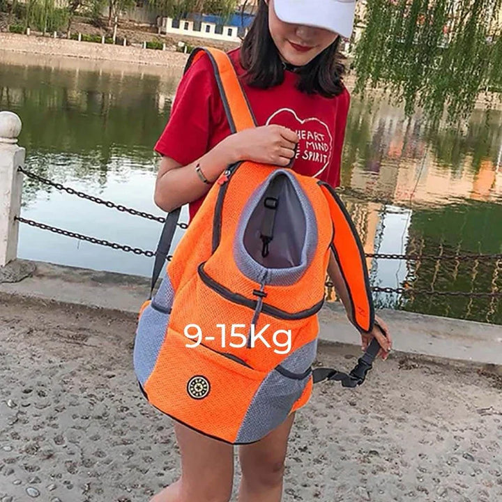 Ergonomisk hundebærer rygsæk med hund, åndbart mesh, justerbare stropper og integreret sikkerhedssele.