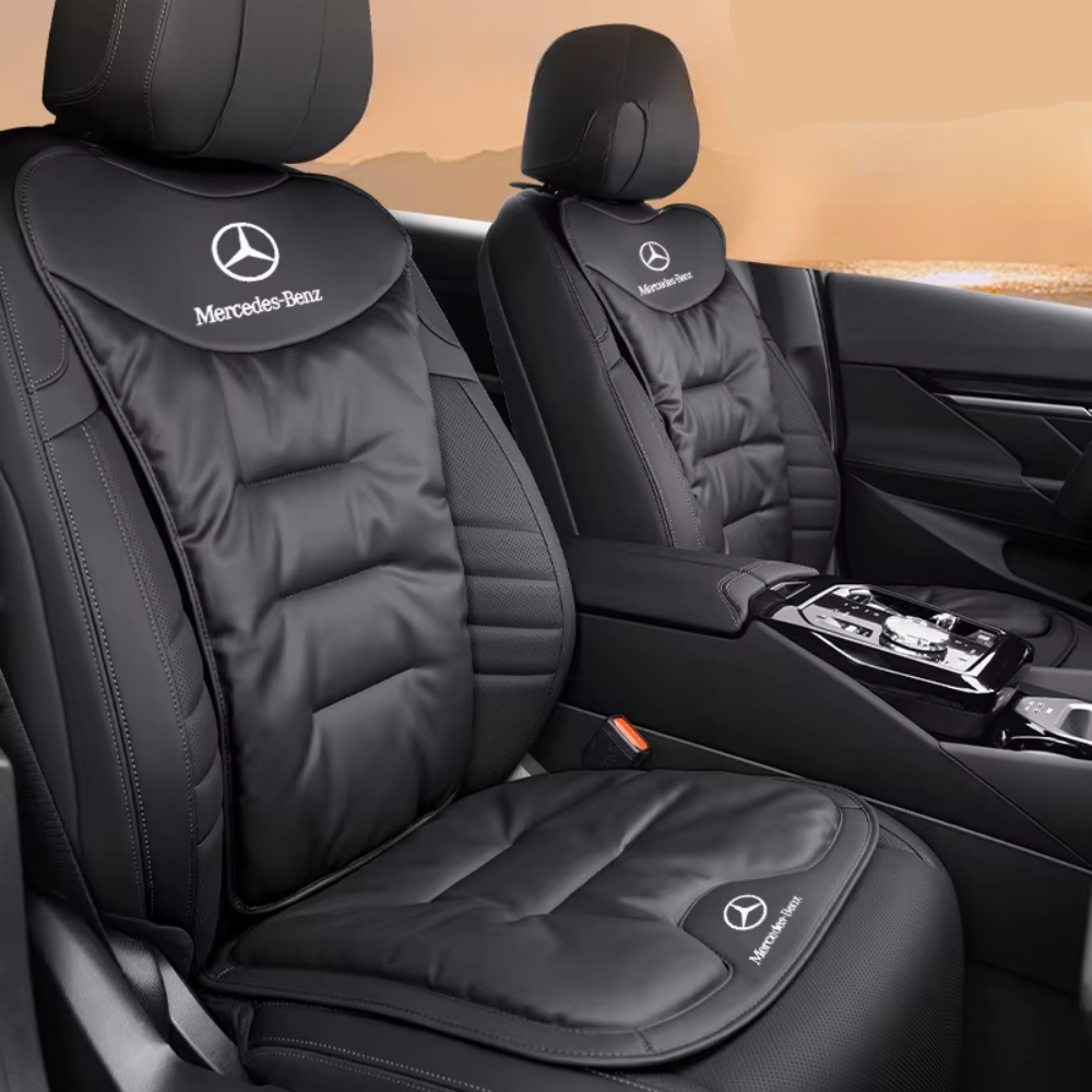 Ergonomisk bilsædehynde på et bilsæde, beige materiale for optimal ryglænsstøtte, ergonomisk formet.