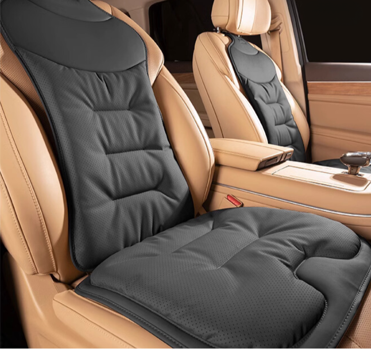 Ergonomisk bilsædehynde på et bilsæde, beige materiale for optimal ryglænsstøtte, ergonomisk formet.