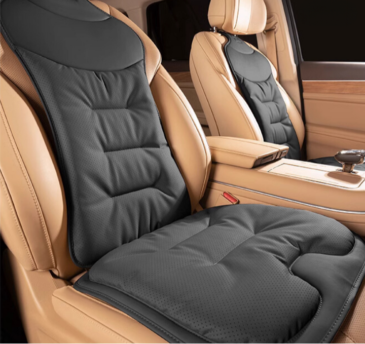 Ergonomisk bilsædehynde på et bilsæde, beige materiale for optimal ryglænsstøtte, ergonomisk formet.