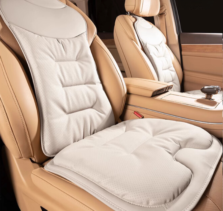 Ergonomisk bilsædehynde på et bilsæde, beige materiale for optimal ryglænsstøtte, ergonomisk formet.