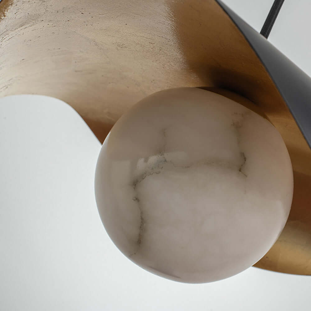 Moderne loftslampe i metal med varmt lys