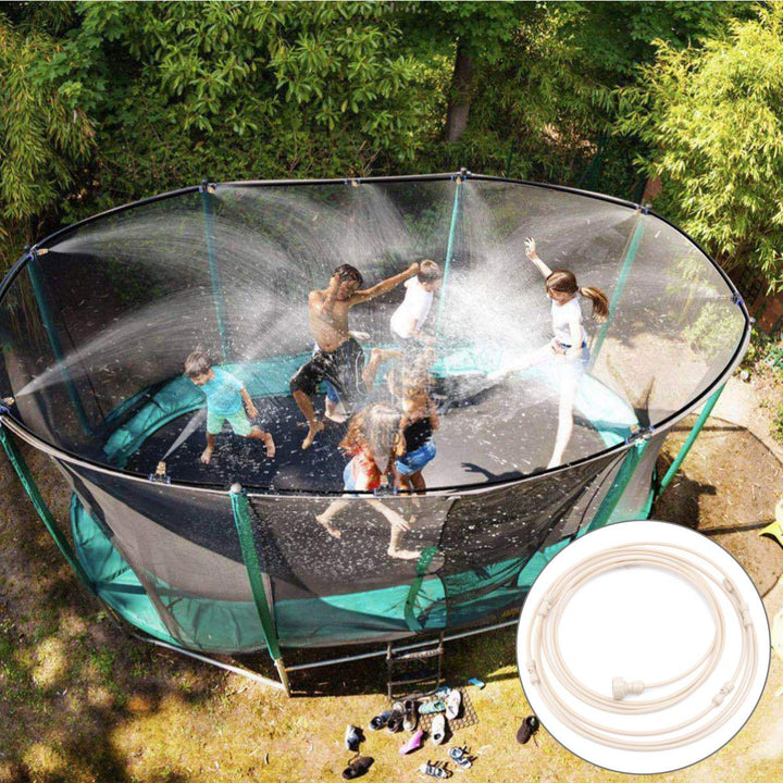 Fleksibelt sprøjtevandingssystem, grøn slange med jævne sprøjtedyser, ideel til haveforfriskning på sommerdage.