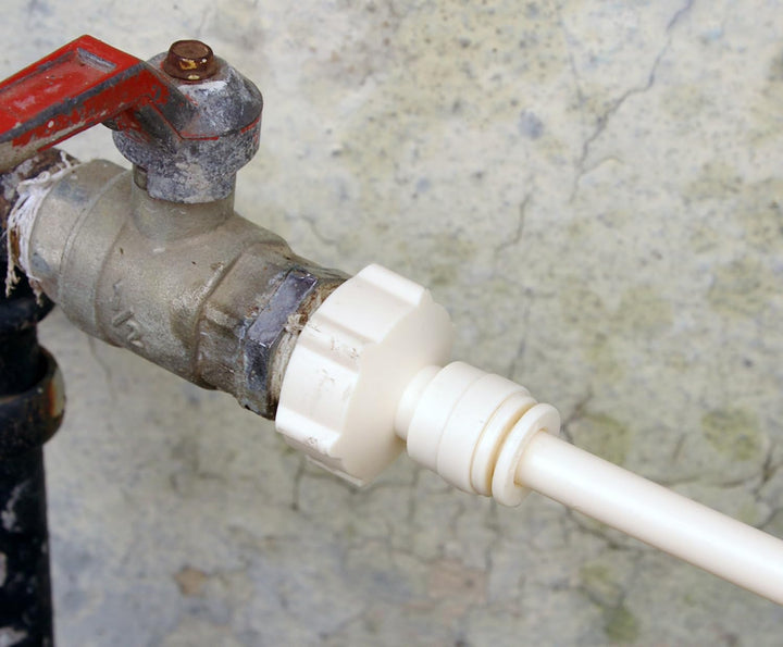 Fleksibelt sprøjtevandingssystem, grøn slange med jævne sprøjtedyser, ideel til haveforfriskning på sommerdage.