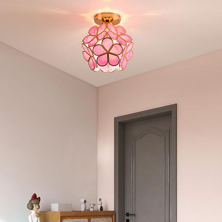 Glasloftlampe med blomstermønster i rosa, kunstnerisk design, stilfuld lysgenstand til elegant rumindretning
