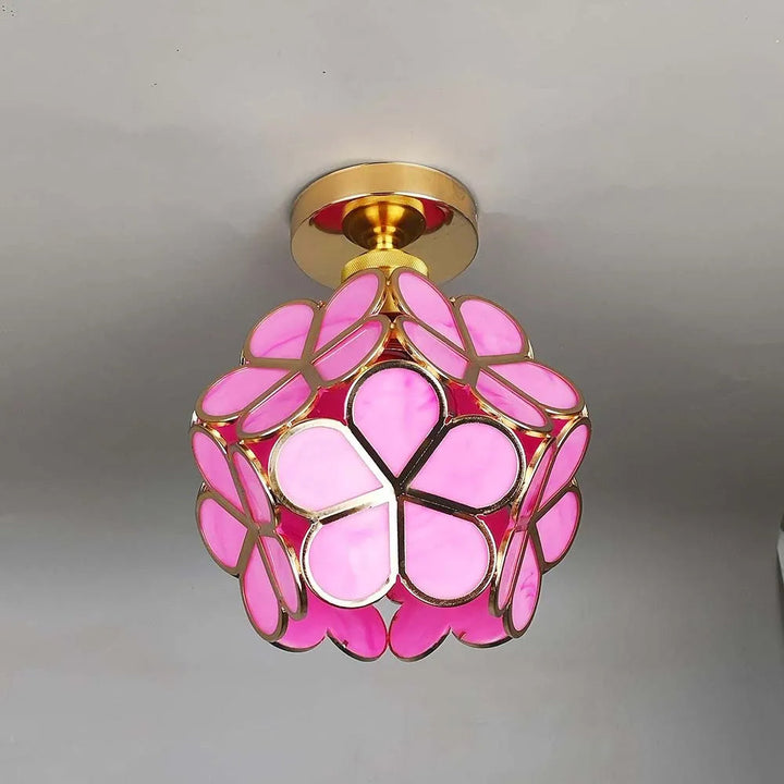 Glasloftlampe med blomstermønster i rosa, kunstnerisk design, stilfuld lysgenstand til elegant rumindretning