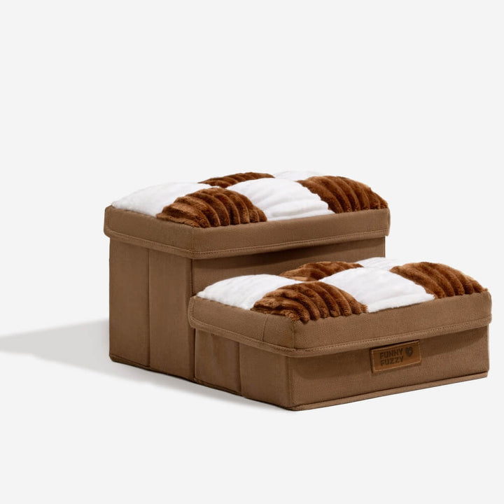 Håndlavet, grå hundetrappe med opbevaring, der støtter led, er skridsikker og ideel til ældre hunde og boligindretning.