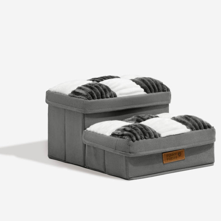 Håndlavet, grå hundetrappe med opbevaring, der støtter led, er skridsikker og ideel til ældre hunde og boligindretning.