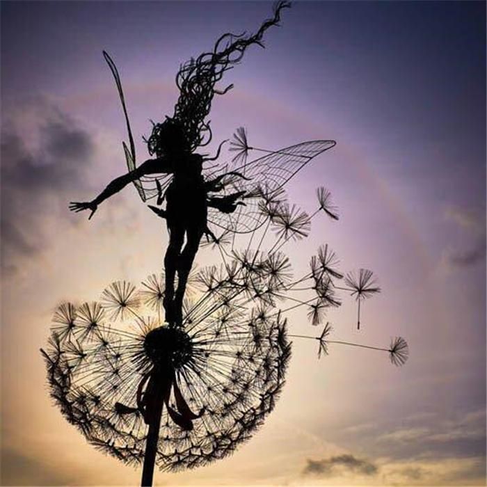 Håndlavede, vejrbestandige metalfigurer til haven, kunstfærdigt udformet, perfekte til fantasifulde dekorationer.