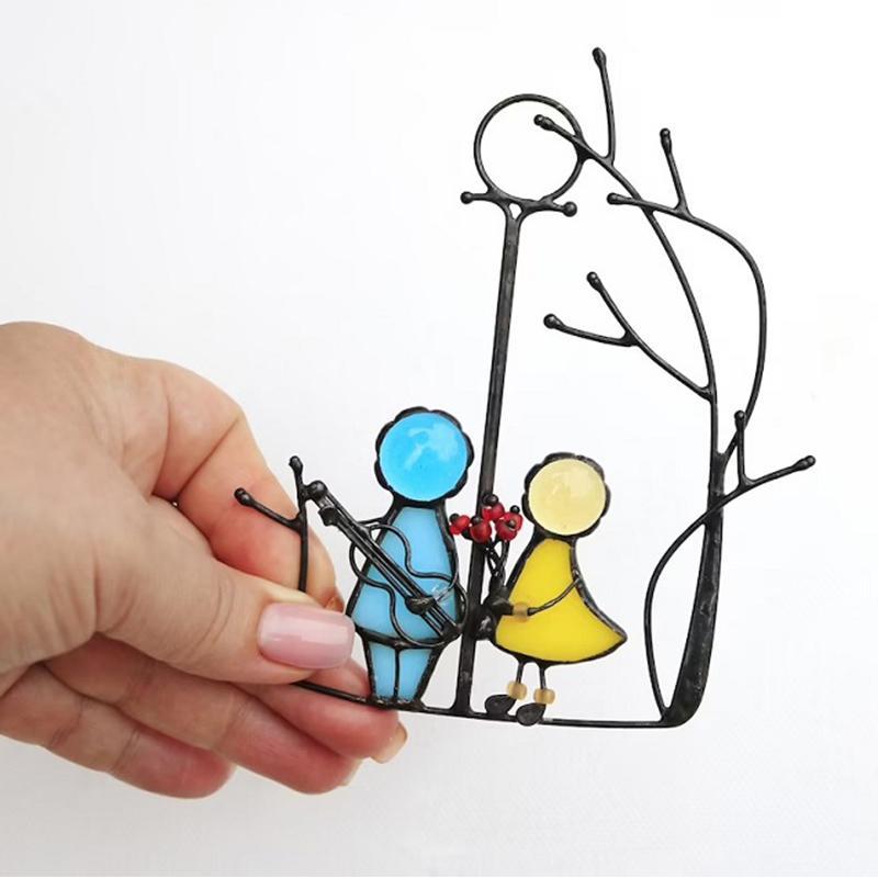 Håndlavet solfanger i farvet glas, kunstfærdigt malet, skinnende vinduesophæng til et farverigt hjem.