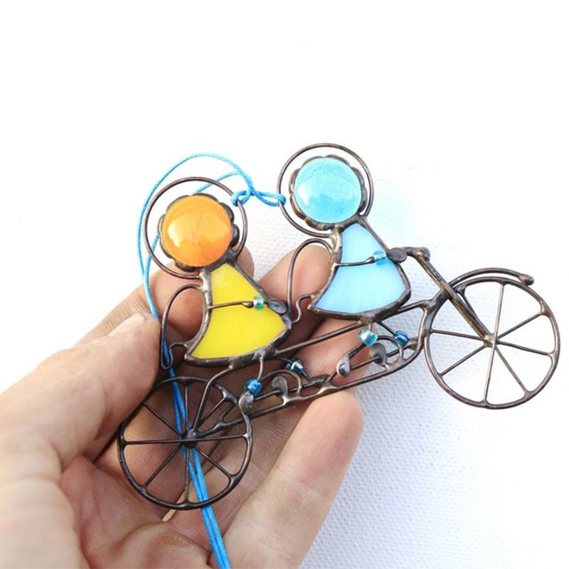 Håndlavet solfanger i farvet glas, kunstfærdigt malet, skinnende vinduesophæng til et farverigt hjem.