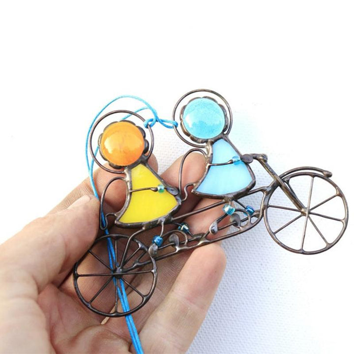 Håndlavet solfanger i farvet glas, kunstfærdigt malet, skinnende vinduesophæng til et farverigt hjem.