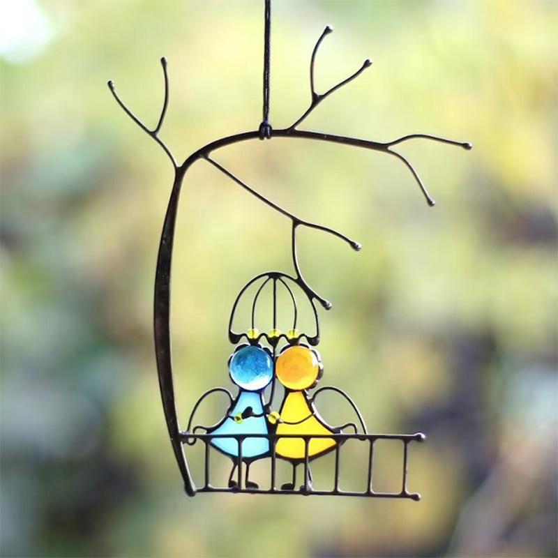 Håndlavet solfanger i farvet glas, kunstfærdigt malet, skinnende vinduesophæng til et farverigt hjem.