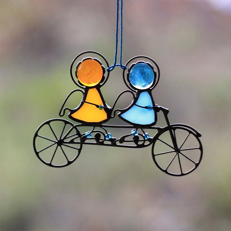 Håndlavet solfanger i farvet glas, kunstfærdigt malet, skinnende vinduesophæng til et farverigt hjem.