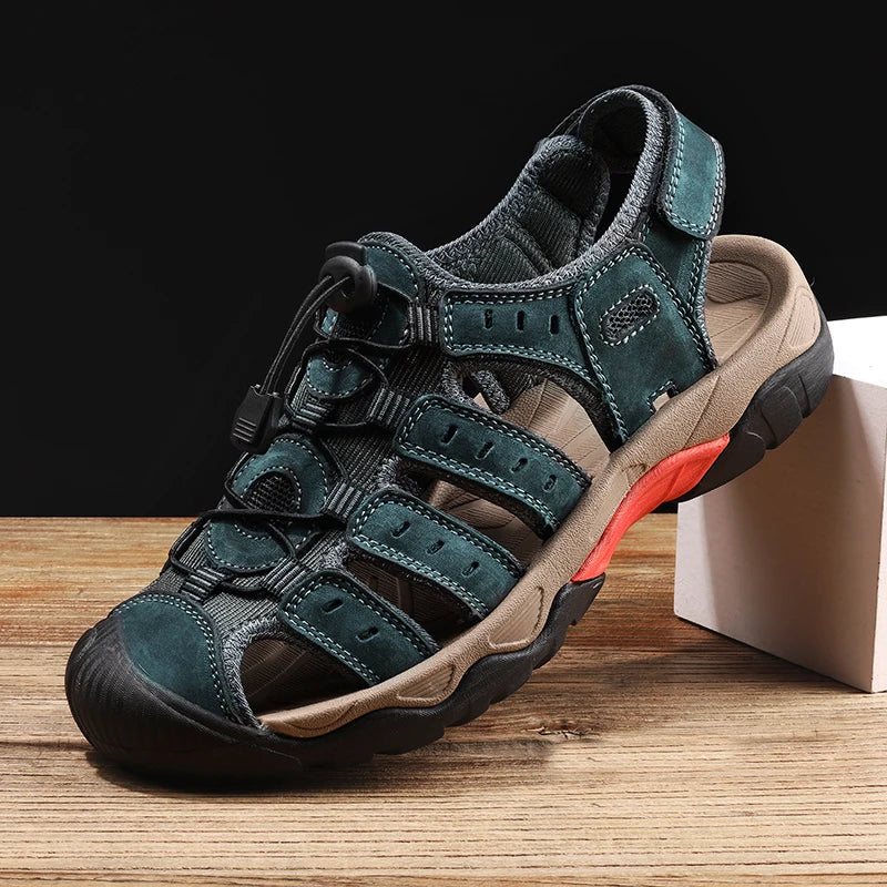 Herre Outdoor Lædersandaler i robust koskind, brun, med elastisk lukning og skridsikker gummisål.