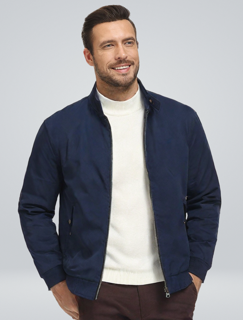 Herreovergangsjakke i marineblå, moderne design, vejrbestandig med vandafvisende overflade og funktionelle lommer, ideel til fritid.