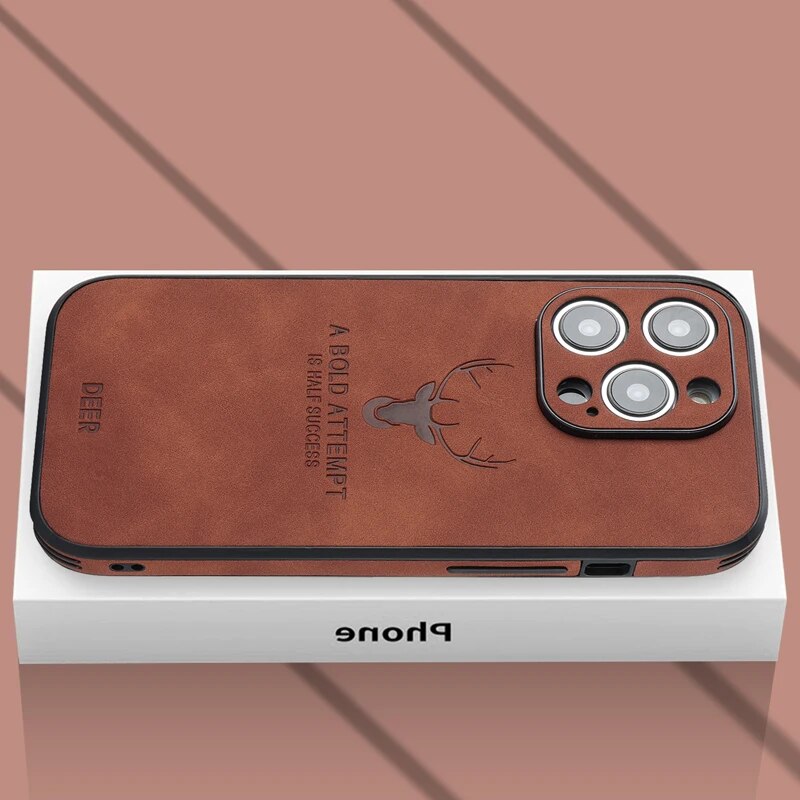 Højkvalitets brun ruskind iPhone-cover, stødsikkert med kameraobjektivbeskyttelse for optimal luksus og beskyttelse.