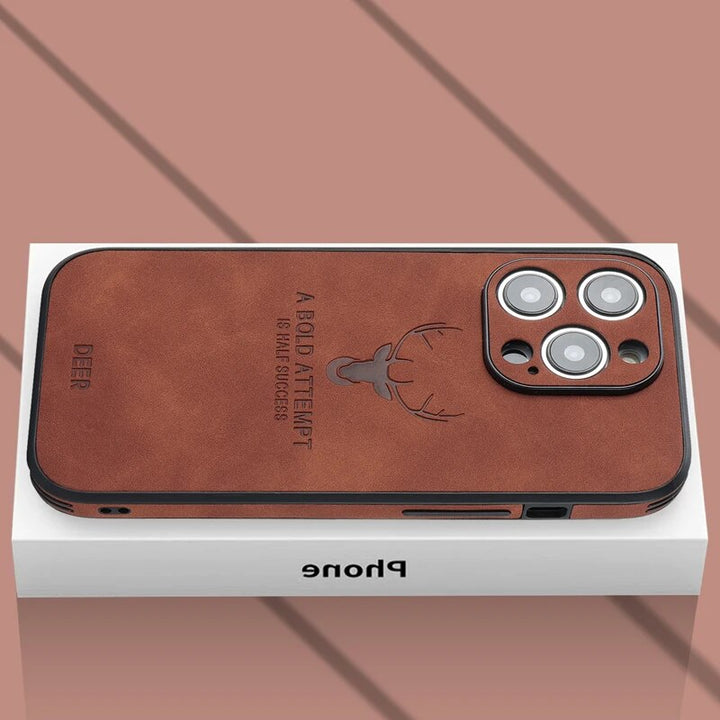 Højkvalitets brun ruskind iPhone-cover, stødsikkert med kameraobjektivbeskyttelse for optimal luksus og beskyttelse.