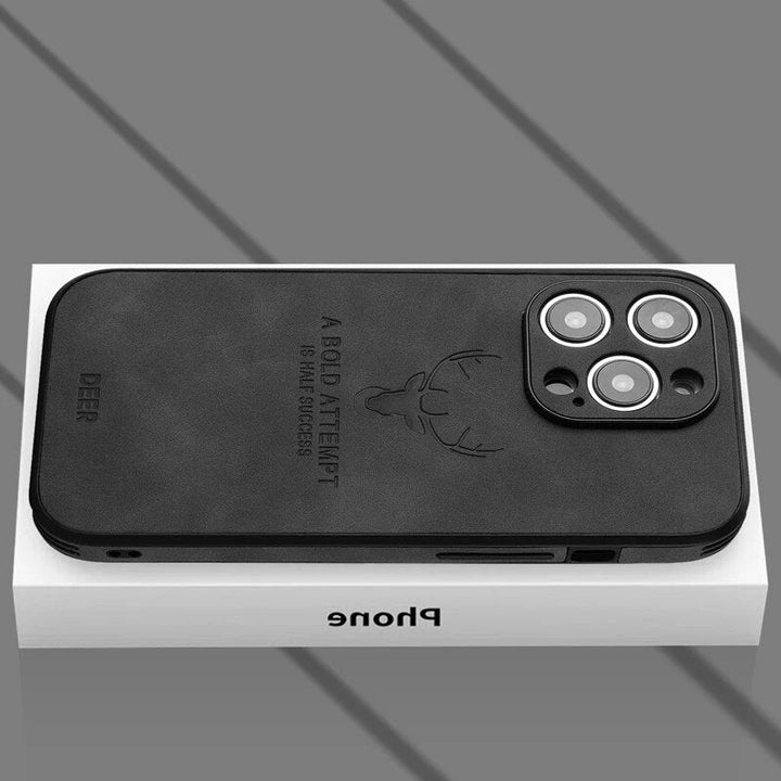 Højkvalitets brun ruskind iPhone-cover, stødsikkert med kameraobjektivbeskyttelse for optimal luksus og beskyttelse.