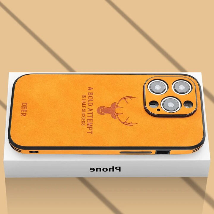 Højkvalitets brun ruskind iPhone-cover, stødsikkert med kameraobjektivbeskyttelse for optimal luksus og beskyttelse.