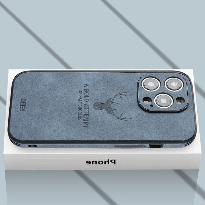 Højkvalitets brun ruskind iPhone-cover, stødsikkert med kameraobjektivbeskyttelse for optimal luksus og beskyttelse.