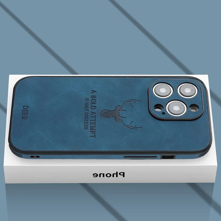 Højkvalitets brun ruskind iPhone-cover, stødsikkert med kameraobjektivbeskyttelse for optimal luksus og beskyttelse.