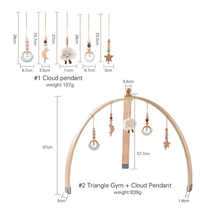 Aktivitetsbue i træ til babyer med farverigt hængende legetøj, der fremmer motorik og sensoriske færdigheder.