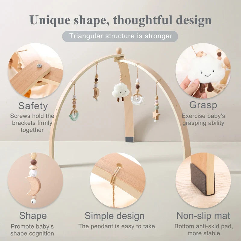 Aktivitetsbue i træ til babyer med farverigt hængende legetøj, der fremmer motorik og sensoriske færdigheder.
