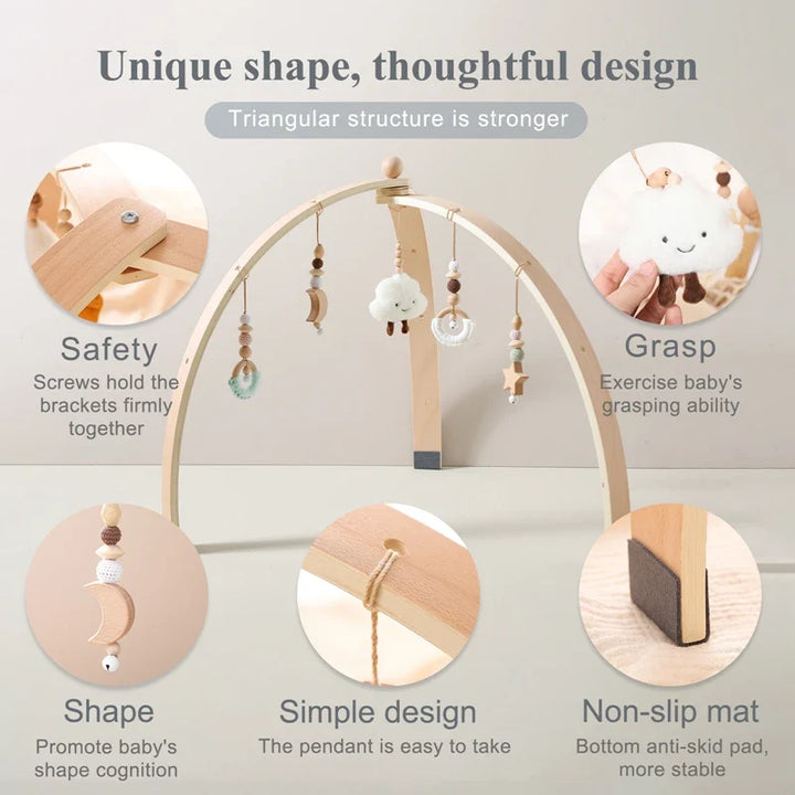 Aktivitetsbue i træ til babyer med farverigt hængende legetøj, der fremmer motorik og sensoriske færdigheder.