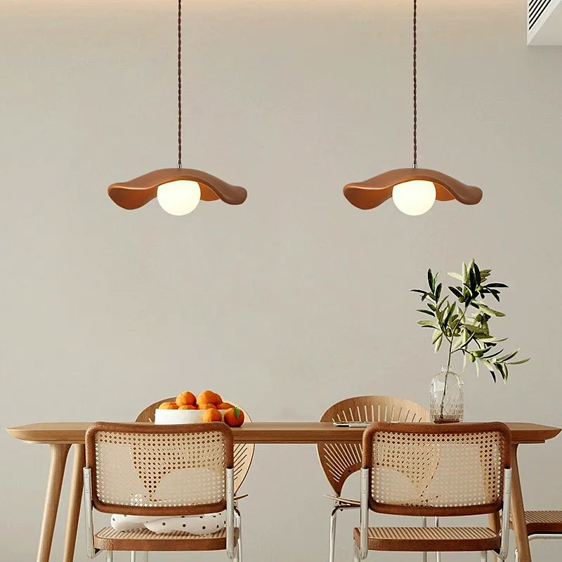 Lotusblomst pendel lampe i spiseværelset, der giver et blødt lys