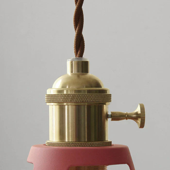 Industriel retro pendellampe i metal i grå, frontvisning, alsidig til spisestuen, robust og dekorativ.