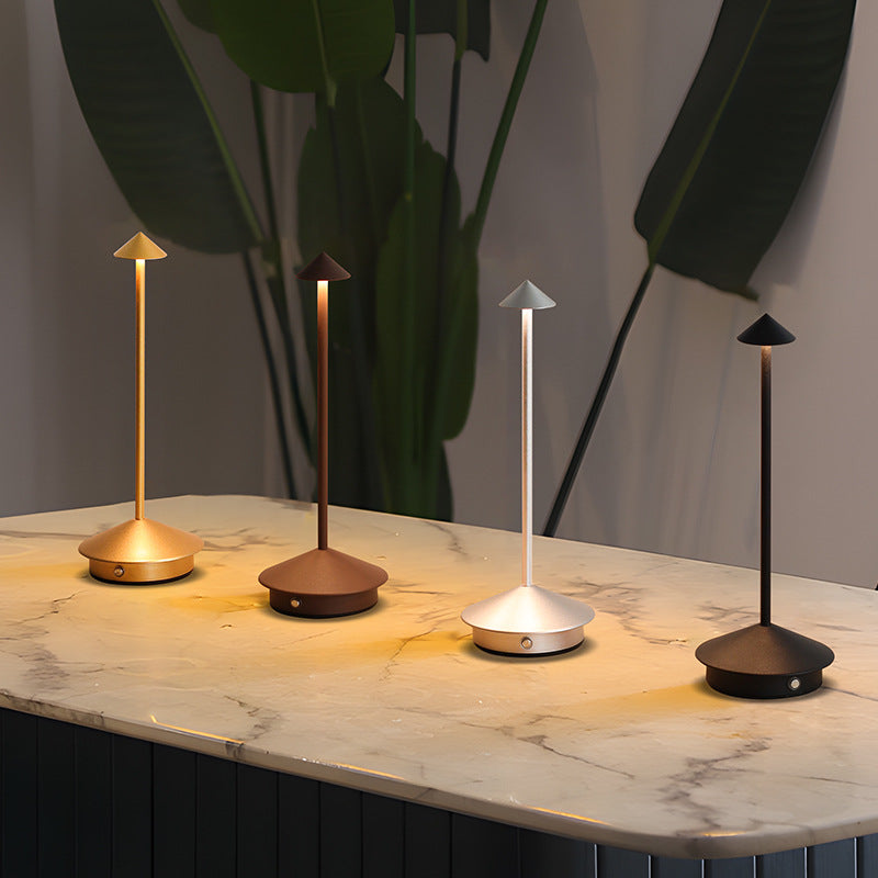 Trådløs LED bordlampe med dæmpbart touch lys og moderne design, ideel til fleksibel, stilfuld belysning.