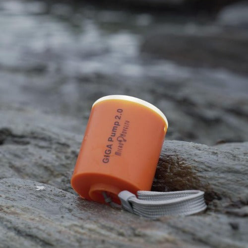 Kompakt GIGA TurboPump, multifunktionel luftpumpe og lommelygte, ideel til campingeventyr, bærbar og robust.