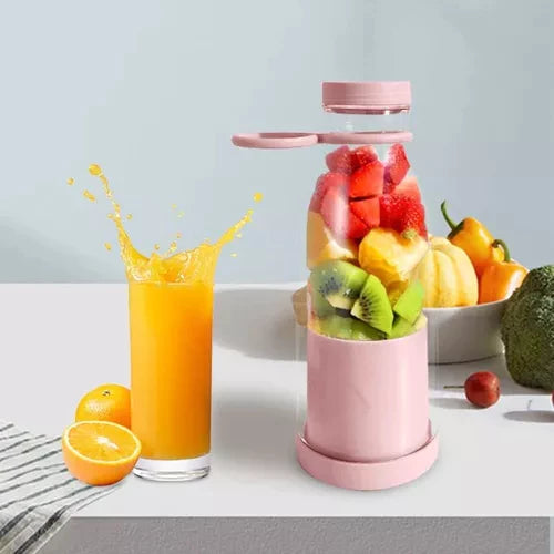 Kompakt smoothie blender, bærbar, med frugtbeholder og drikkelåg, ideel til på farten, i moderne design.