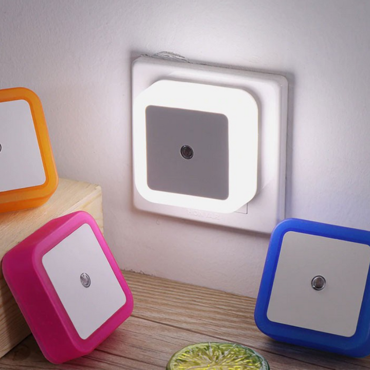 Kompakt Smart Sensor Natlampe med stilfuldt design og intelligent sensorik for effektiv rumoplysning.