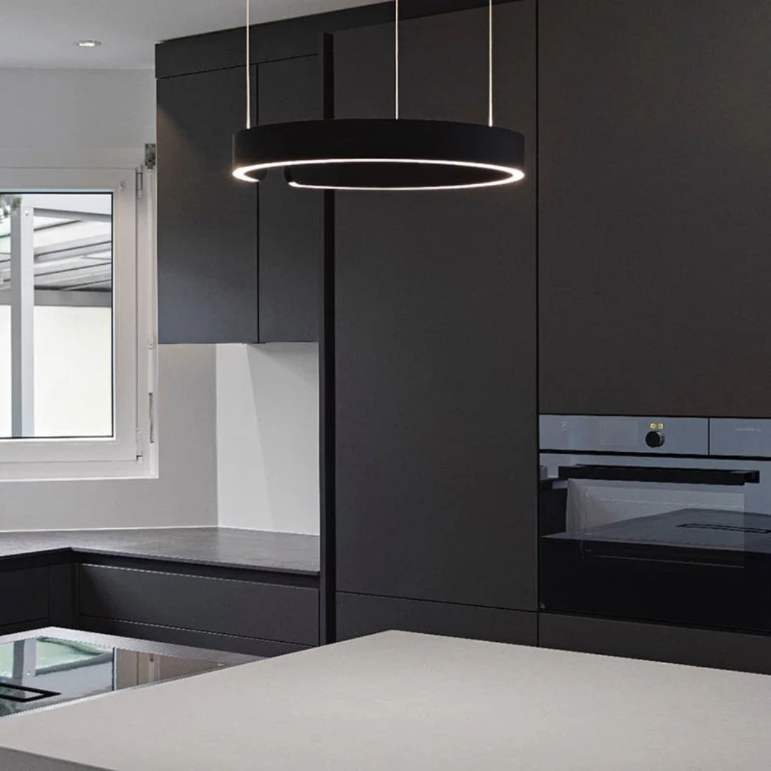 Cirkulær, dæmpbar LED-pendellampe i sort, hvid og guld, fremstillet af metal af høj kvalitet, velegnet til stuen og spisestuen.