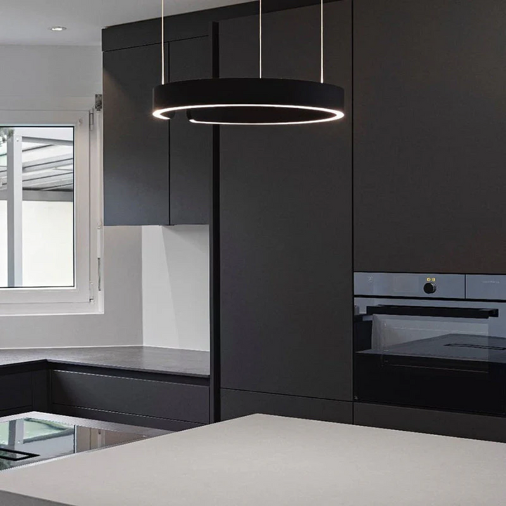 Cirkulær, dæmpbar LED-pendellampe i sort, hvid og guld, fremstillet af metal af høj kvalitet, velegnet til stuen og spisestuen.