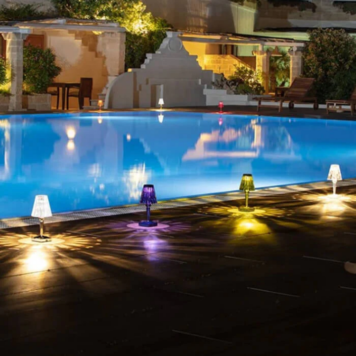 Krystal bordlampe med funklende design i sølv, tilfører elegant stemning, ideel til moderne og klassiske rum.