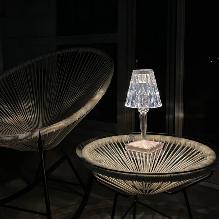 Krystal bordlampe med funklende design i sølv, tilfører elegant stemning, ideel til moderne og klassiske rum.